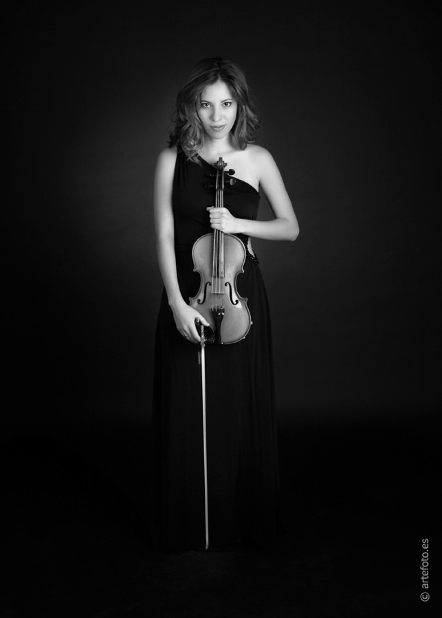 Fotografía de Cecilia blanco y negro violin